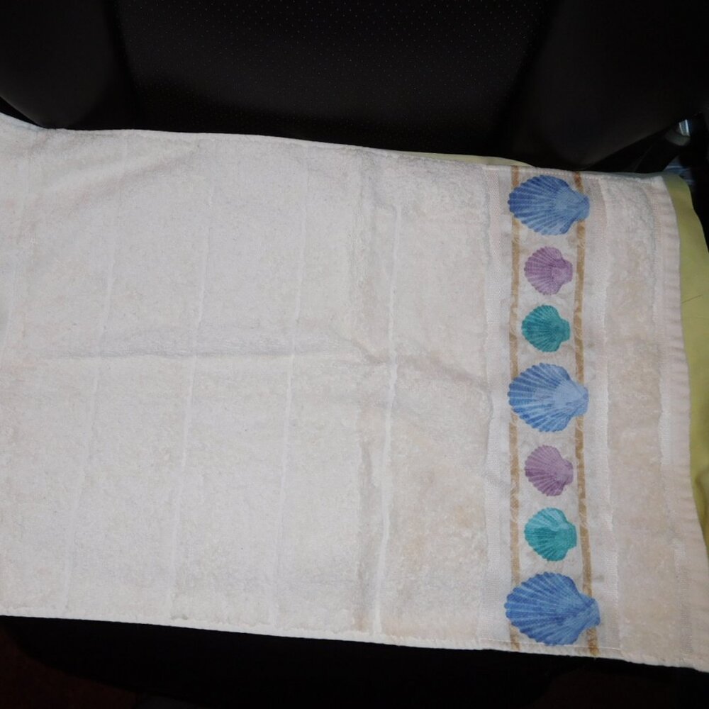 NOS SPRINGMAID KITCHEN TOWELSEASHELL PATTERN BOARDER BrAZIL MADE